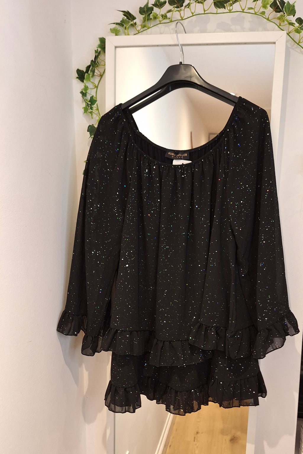 New Glitter Spec Ruffle Blouse