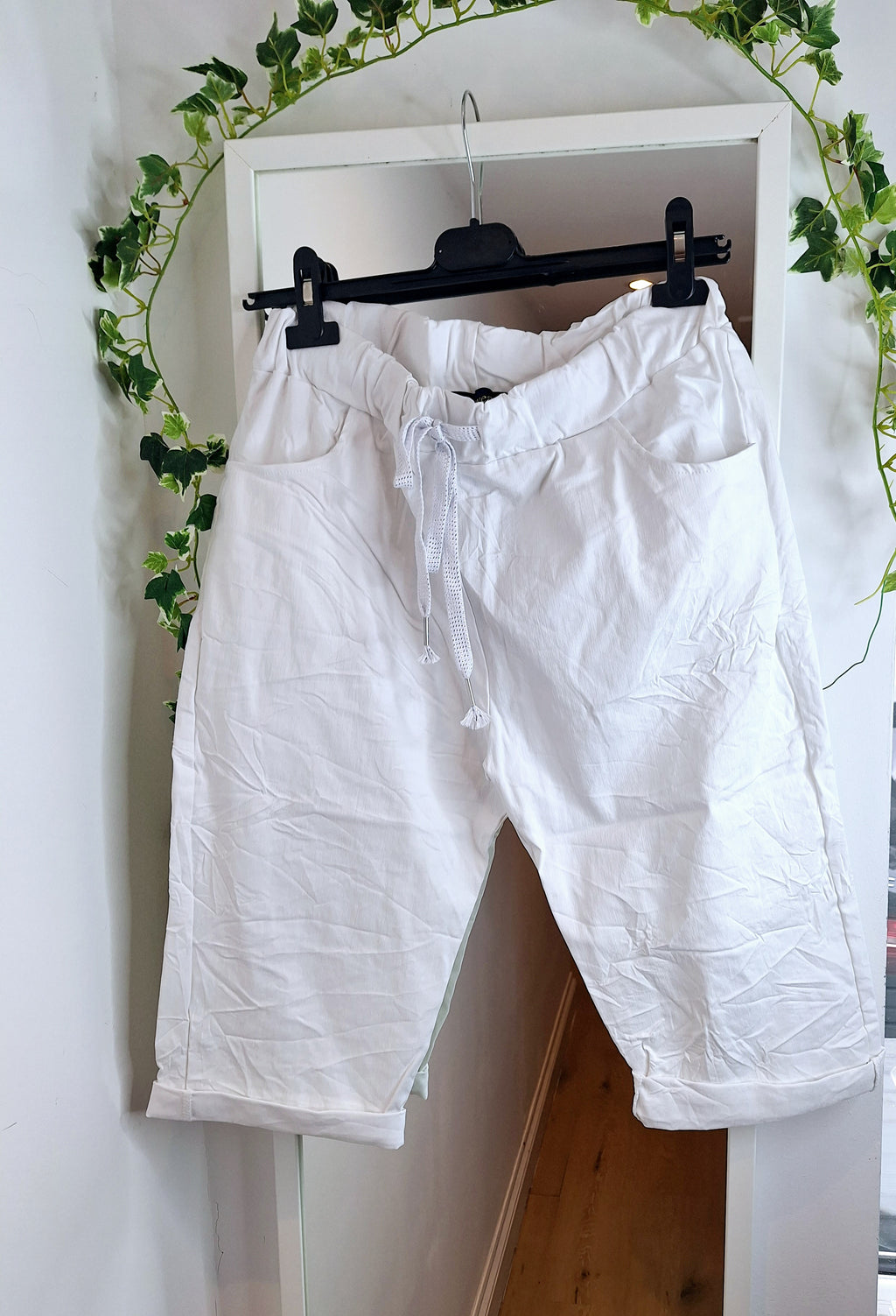 Regular Magic Shorts Black or White